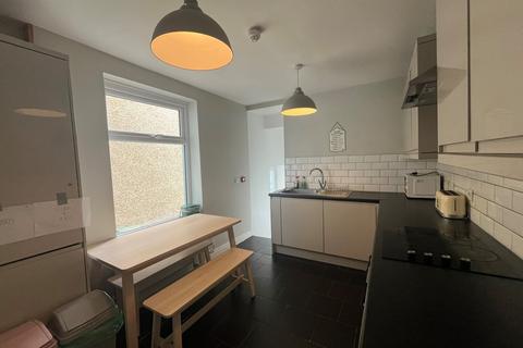 4 bedroom terraced house to rent, Victoria Tce, Swansea