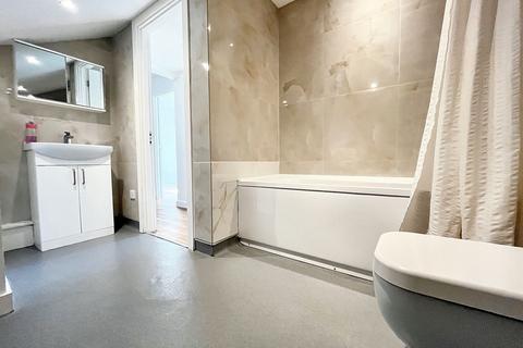 2 bedroom flat to rent, High Street, Maidstone ME14