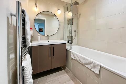 2 bedroom flat for sale, Greenacres, London SE9