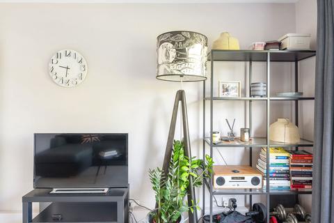 58 Turenne Close, London, SW18 1JW