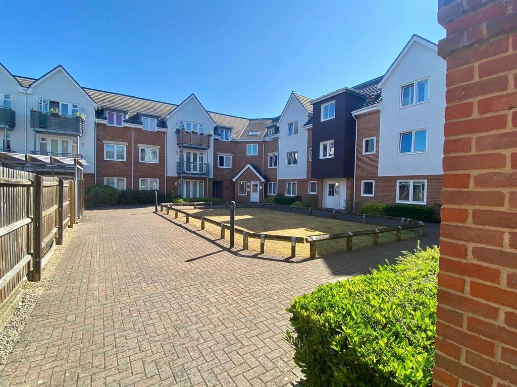 Old Dairy Close, Fleet GU51 2 bed apartment - £220,000