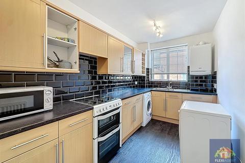 2 bedroom flat to rent, Saxon Road, Southport PR8