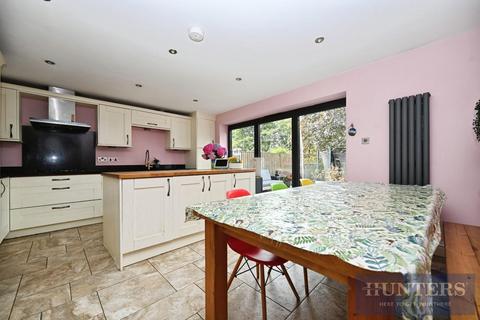 4 bedroom terraced house for sale, Rufford Avenue, Yeadon, Leeds