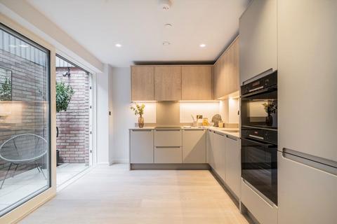 2 bedroom flat for sale, Lamb Lane, London E8