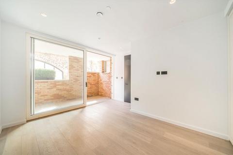 3 bedroom flat for sale, Lamb Lane, London E8