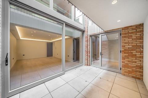 3 bedroom flat for sale, Lamb Lane, London E8