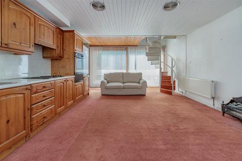 1 bedroom flat for sale, Southwood Park, Highgate, London, N6