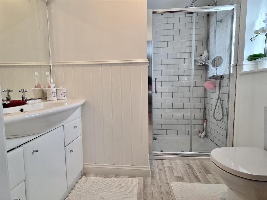 En suite shower room/wc