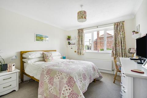 31 Arnold Way, Thame, OX9 2QA
