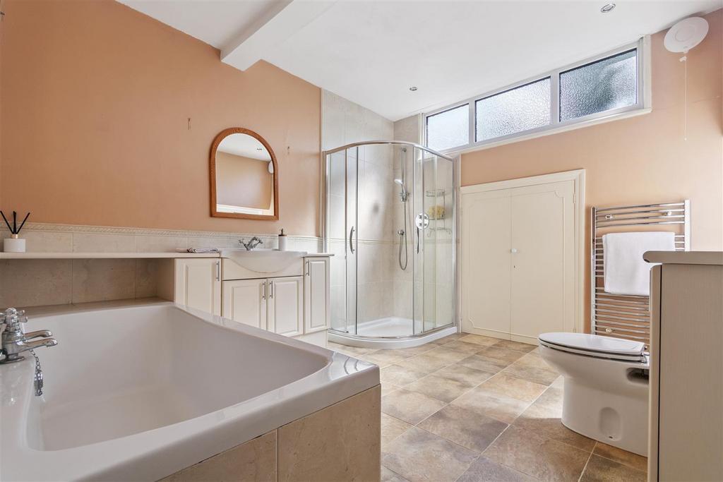 Jack and jill ensuite bathroom