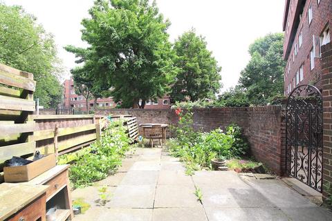 5 bedroom flat to rent, Rhodeswell Road, London E14