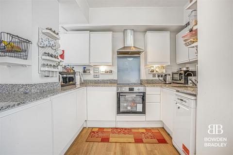 2 bedroom flat for sale, Ilford Hill, Ilford