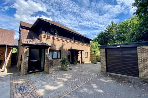 9 Baytree Close, Chichester, PO19 5UF