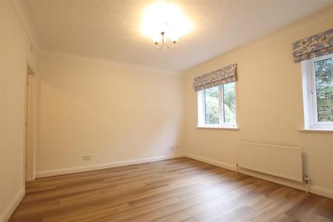 9 Baytree Close, Chichester, PO19 5UF