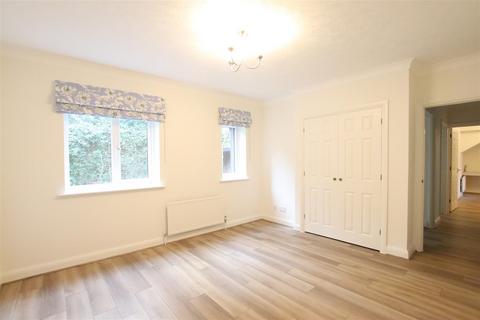 9 Baytree Close, Chichester, PO19 5UF