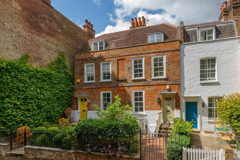 4 Pond Square, London, N6 6BA