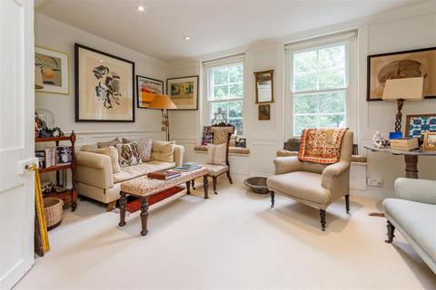 4 Pond Square, London, N6 6BA
