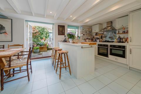4 Pond Square, London, N6 6BA