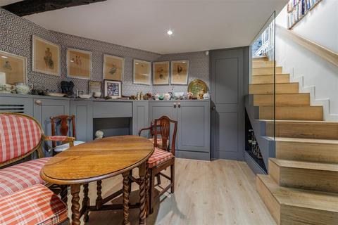 4 Pond Square, London, N6 6BA