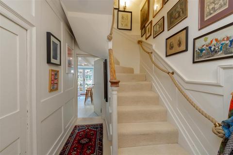 4 Pond Square, London, N6 6BA