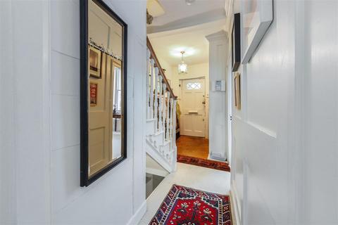 4 Pond Square, London, N6 6BA
