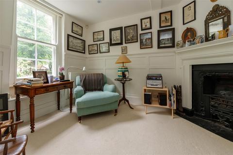 4 Pond Square, London, N6 6BA