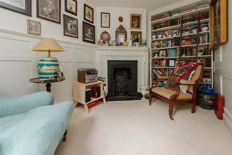 4 Pond Square, London, N6 6BA