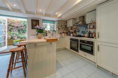 4 Pond Square, London, N6 6BA