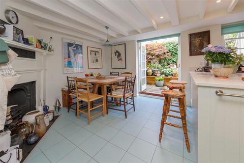 4 Pond Square, London, N6 6BA