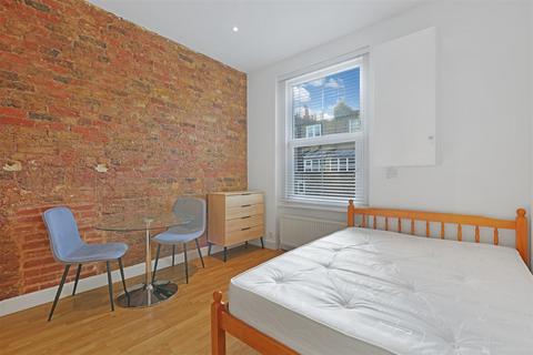 Studio to rent, Wrights Lane, London W8