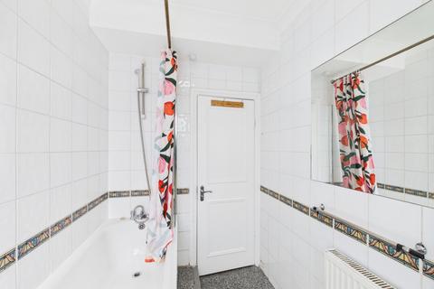4 bedroom apartment to rent, Kilburn High Road, London, NW6