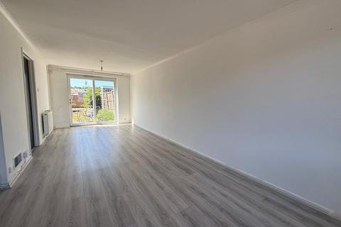 3 bedroom semi-detached house to rent, Newburry Crescent, SL4