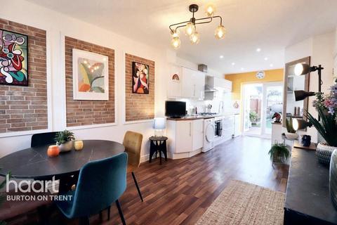 3 bedroom townhouse for sale, Dallow Street, Shobnall