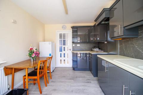 10 Basingstoke Close, Freshbrook, Swindon, SN5 8RB