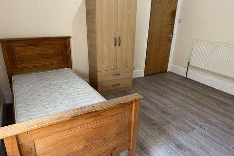 1 bedroom in a flat share to rent, Friern Barnet Road, London N11