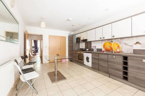 3 bedroom flat to rent, London E3