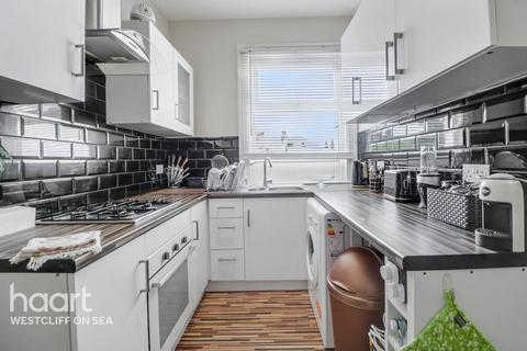 2 bedroom flat for sale, Silverdale Avenue, Westcliff on Sea