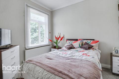 2 bedroom flat for sale, Silverdale Avenue, Westcliff on Sea