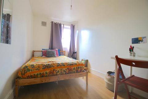 4 bedroom flat to rent, Portia Way, London E3