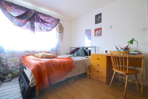 4 bedroom flat to rent, Portia Way, London E3