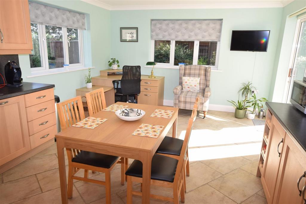 Kitchen additional photograph