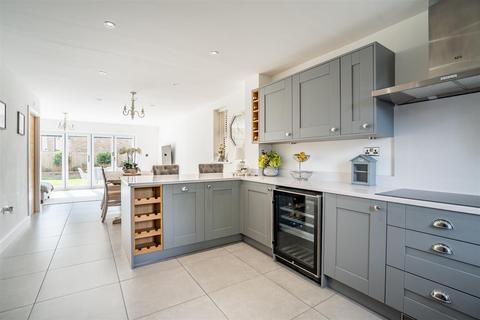 5 bedroom detached house to rent, Mount Vale Gardens, Off Tadcaster Road, York, YO24 1AL