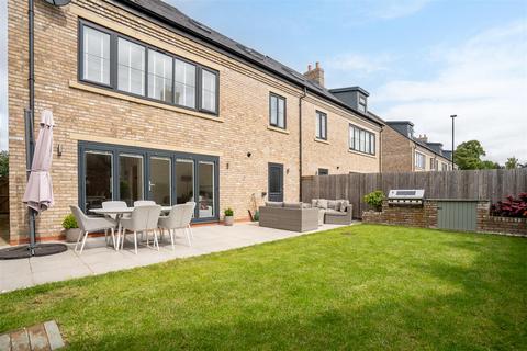 5 bedroom detached house to rent, Mount Vale Gardens, Off Tadcaster Road, York, YO24 1AL