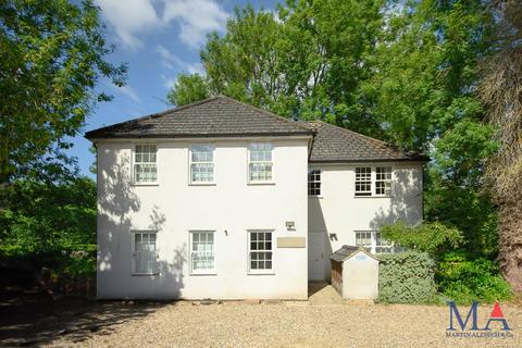 Lucas Court, Elstree