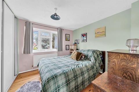 28 Pennington Way, London, SE12 9QB