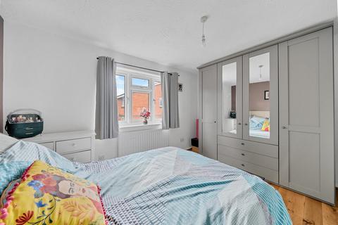28 Pennington Way, London, SE12 9QB