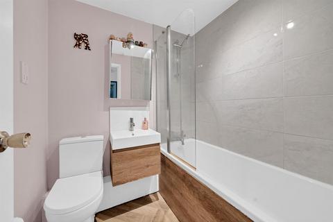 28 Pennington Way, London, SE12 9QB