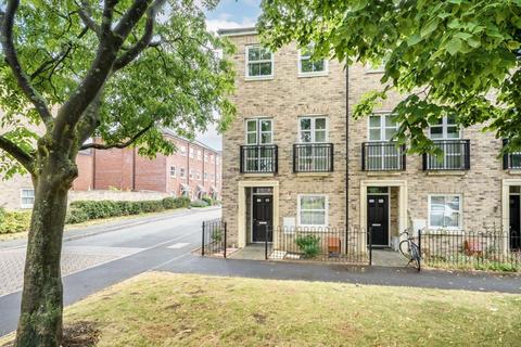 28 Lovegrove Way, London, N20 0EU