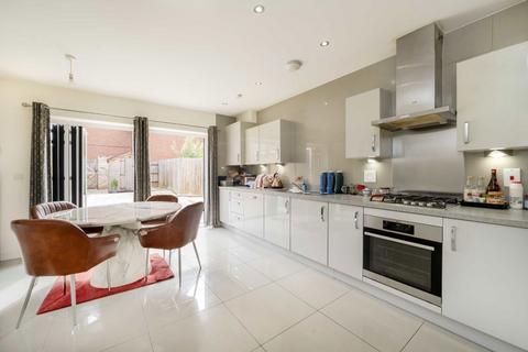 28 Lovegrove Way, London, N20 0EU