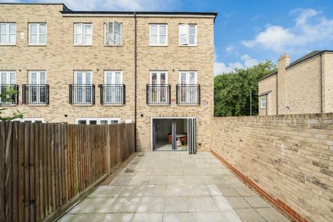 28 Lovegrove Way, London, N20 0EU